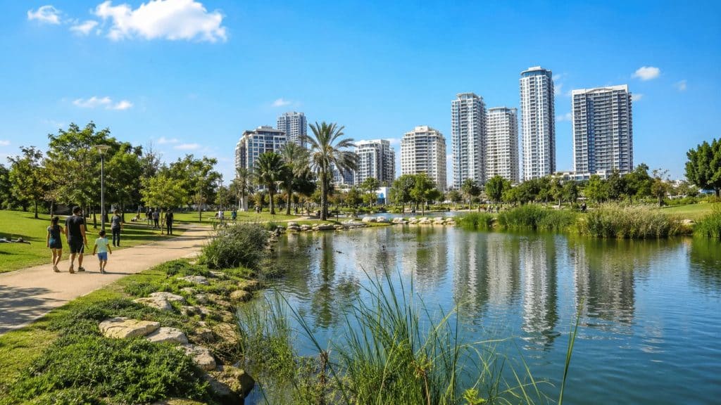 טיול בפתח תקווה יכול לכלול את האגם האקולוגי, פארק יד לבנים, גן החי, מוזיאון פתח תקווה לאמנות, שוק מקומי ובתי קפה לטיול משפחתי או זוגי.